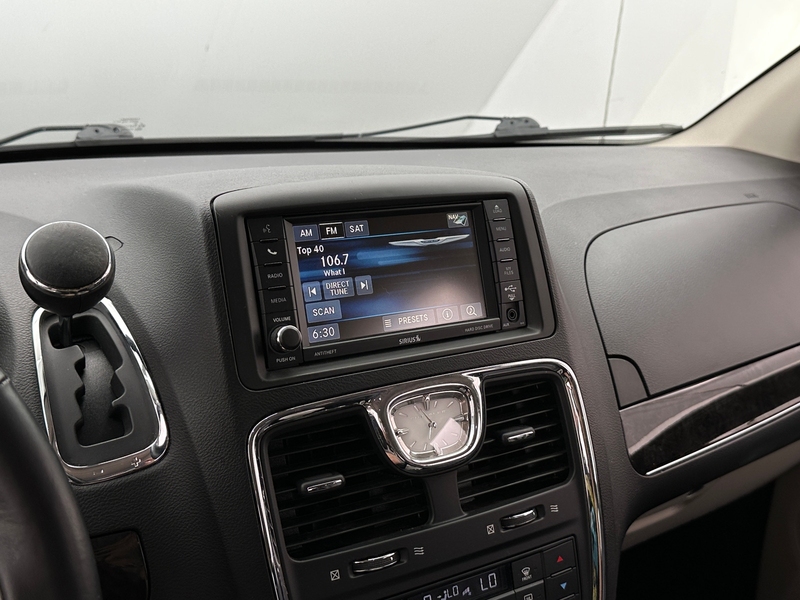 Thumbnail: 2015 Chrysler Town & Country - 3