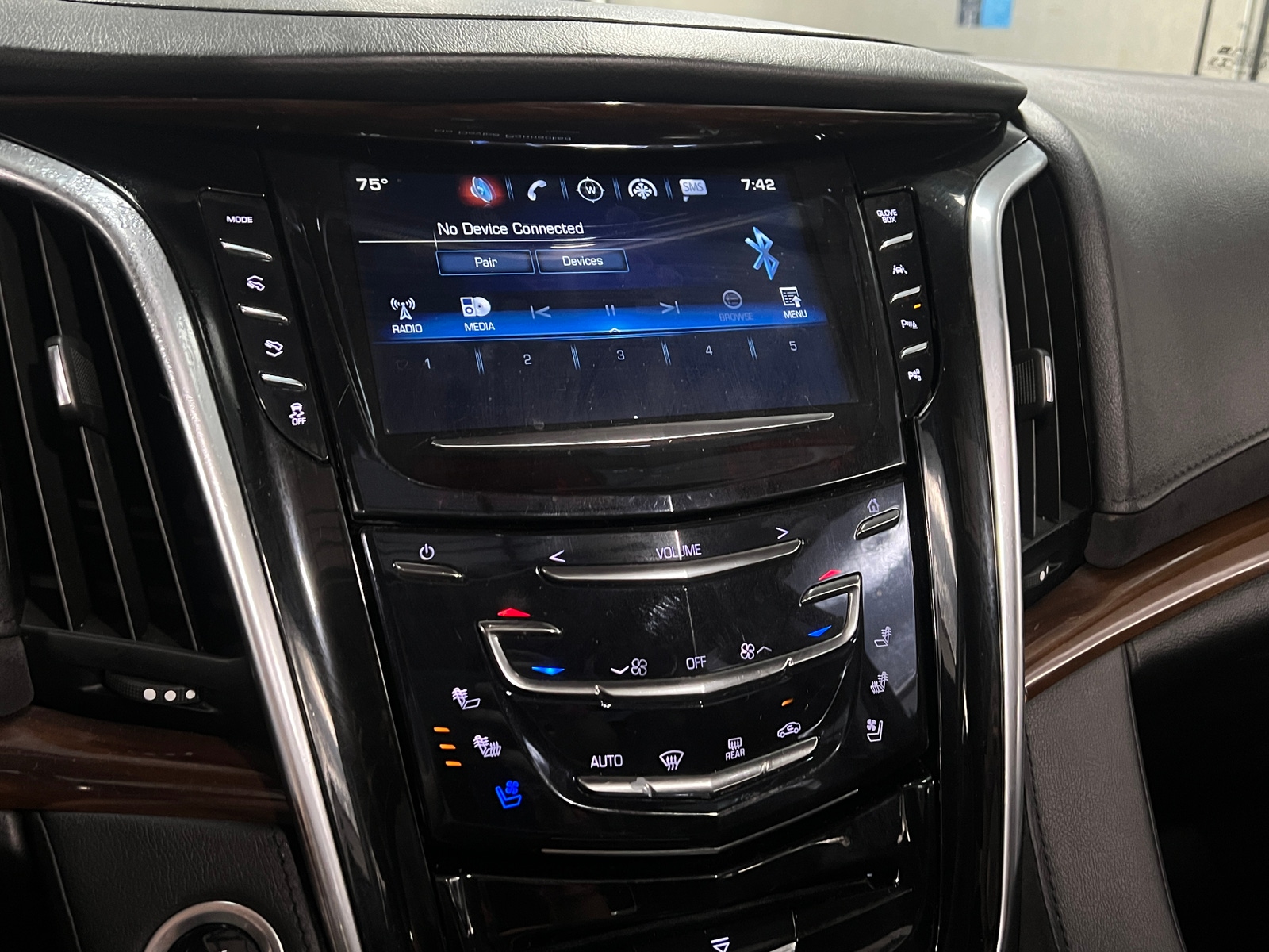 Thumbnail: 2020 Cadillac Escalade - 3