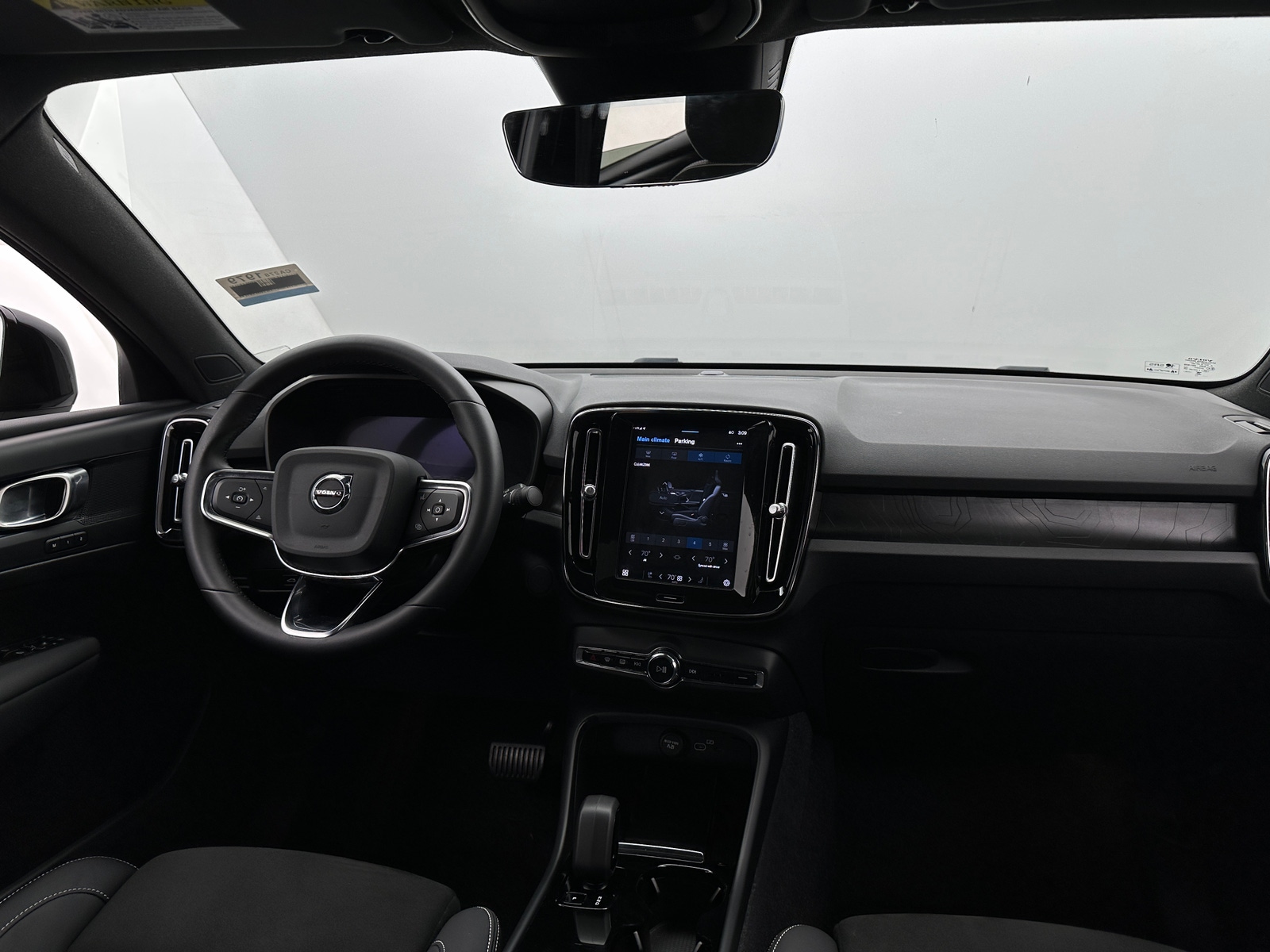 Thumbnail: 2023 Volvo C40 - 3