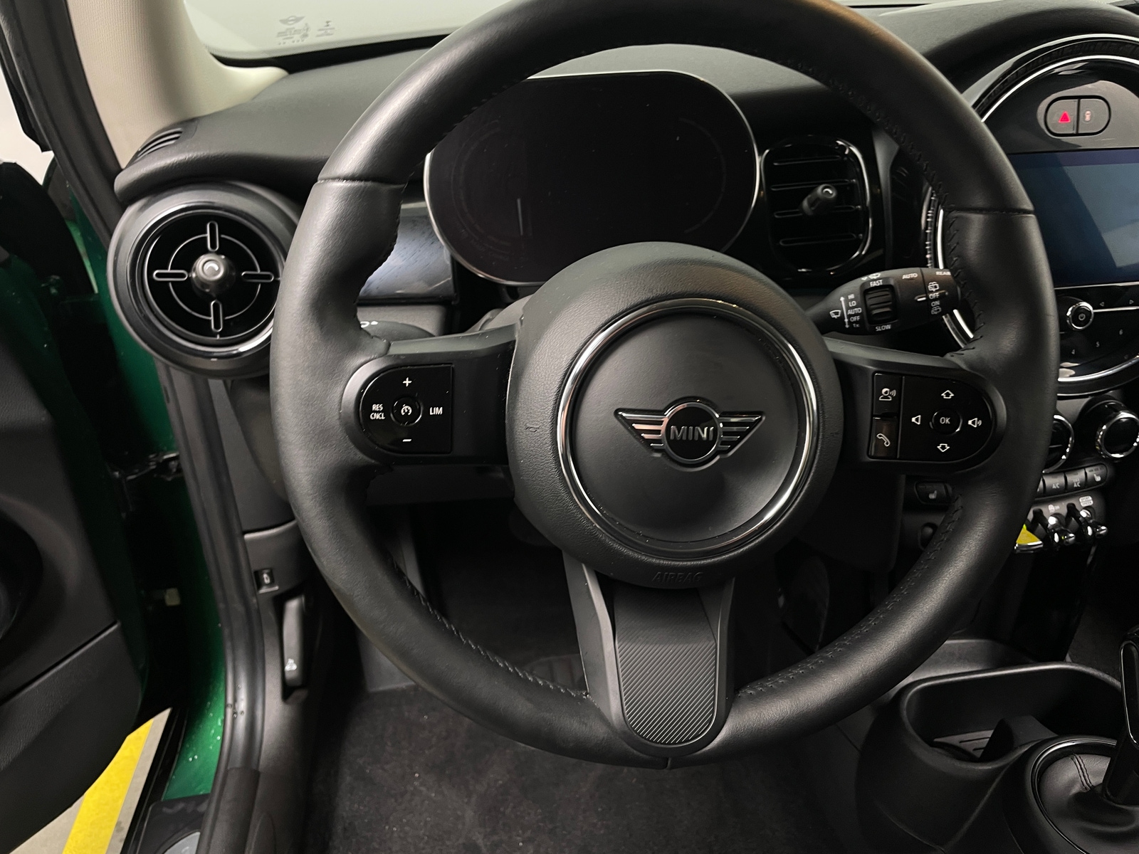 Thumbnail: 2022 MINI Cooper Hardtop - 4