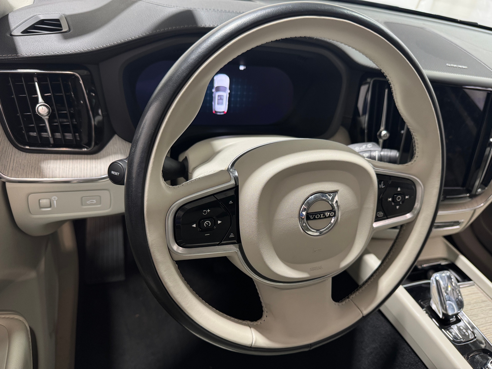Thumbnail: 2022 Volvo XC60 - 4