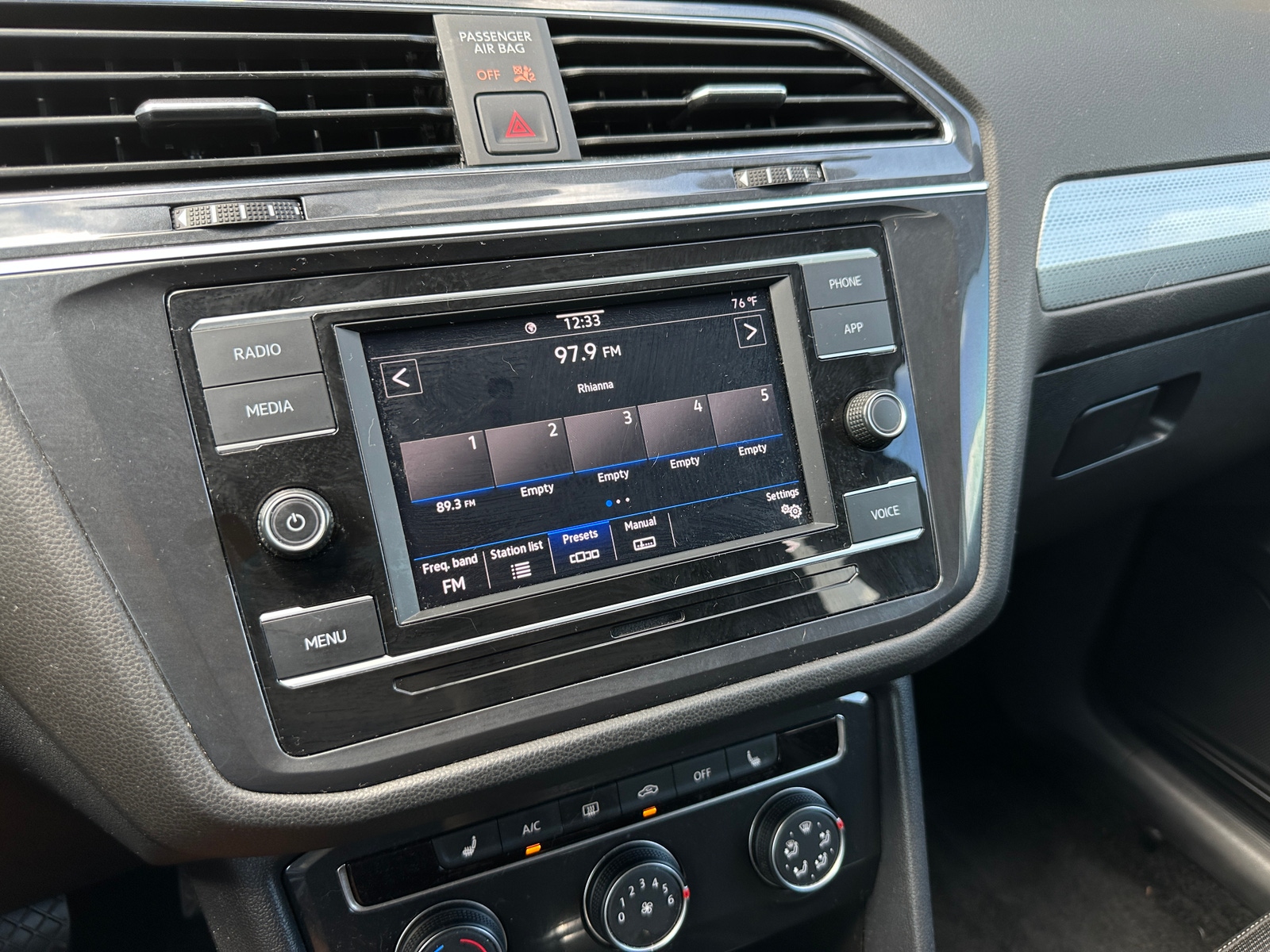 Thumbnail: 2022 Volkswagen Tiguan - 4
