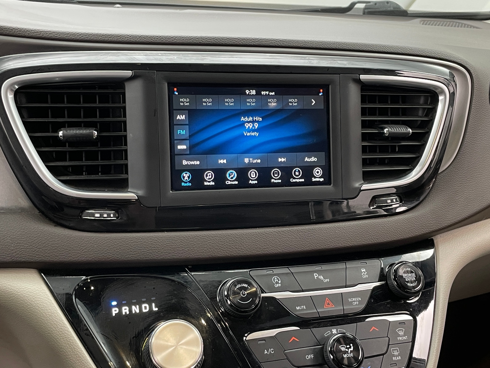 Thumbnail: 2020 Chrysler Voyager - 4