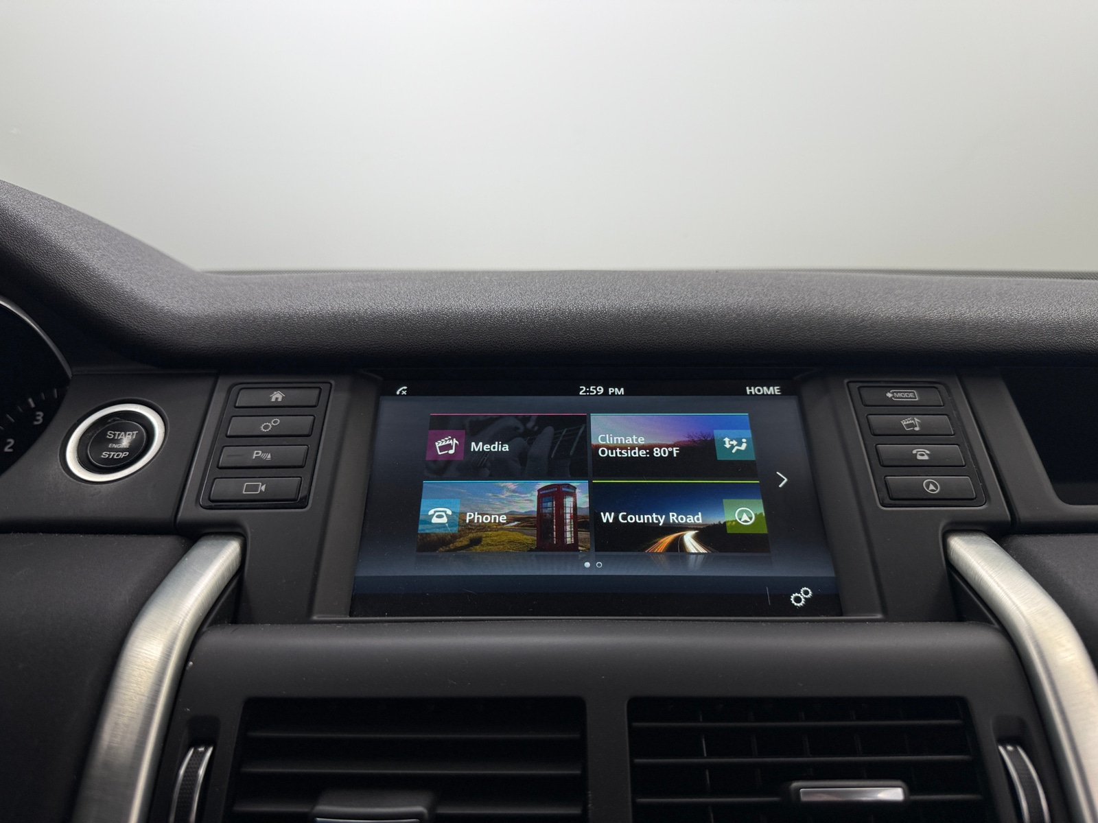 Thumbnail: 2017 Land Rover Discovery Sport - 3