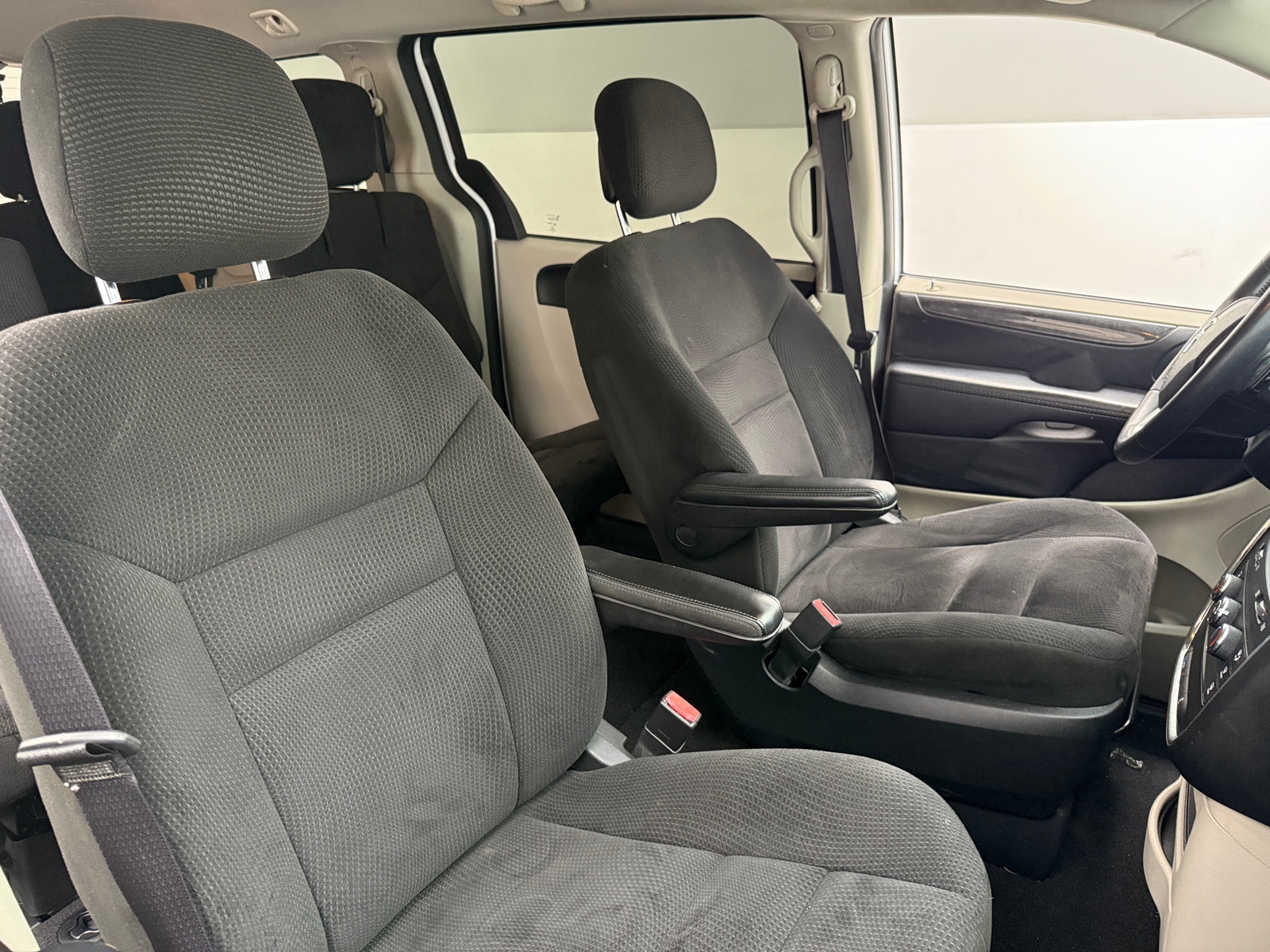 Thumbnail: 2015 Dodge Grand Caravan - 2