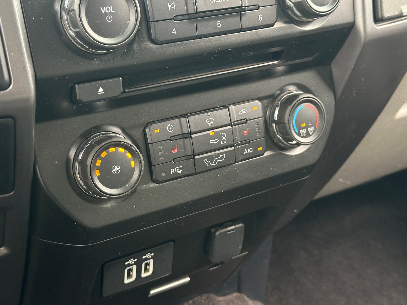 Thumbnail: 2016 Ford Econoline - 4