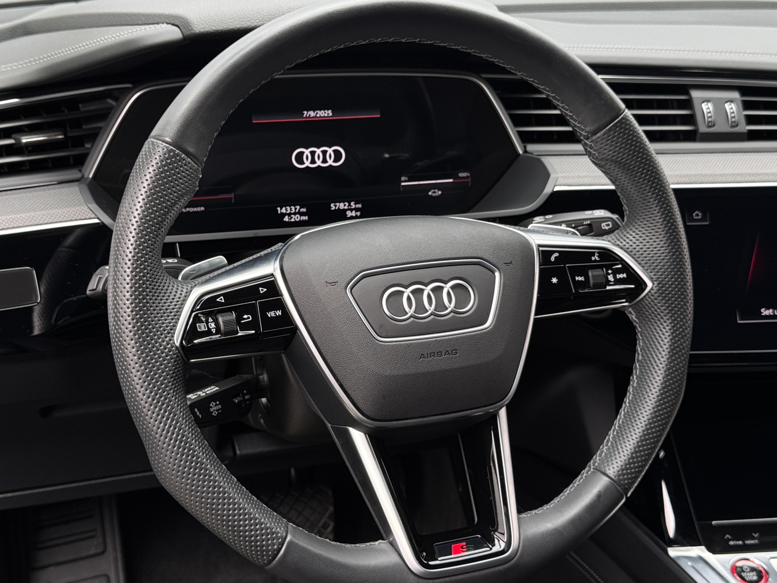 Thumbnail: 2023 Audi e-tron S - 4