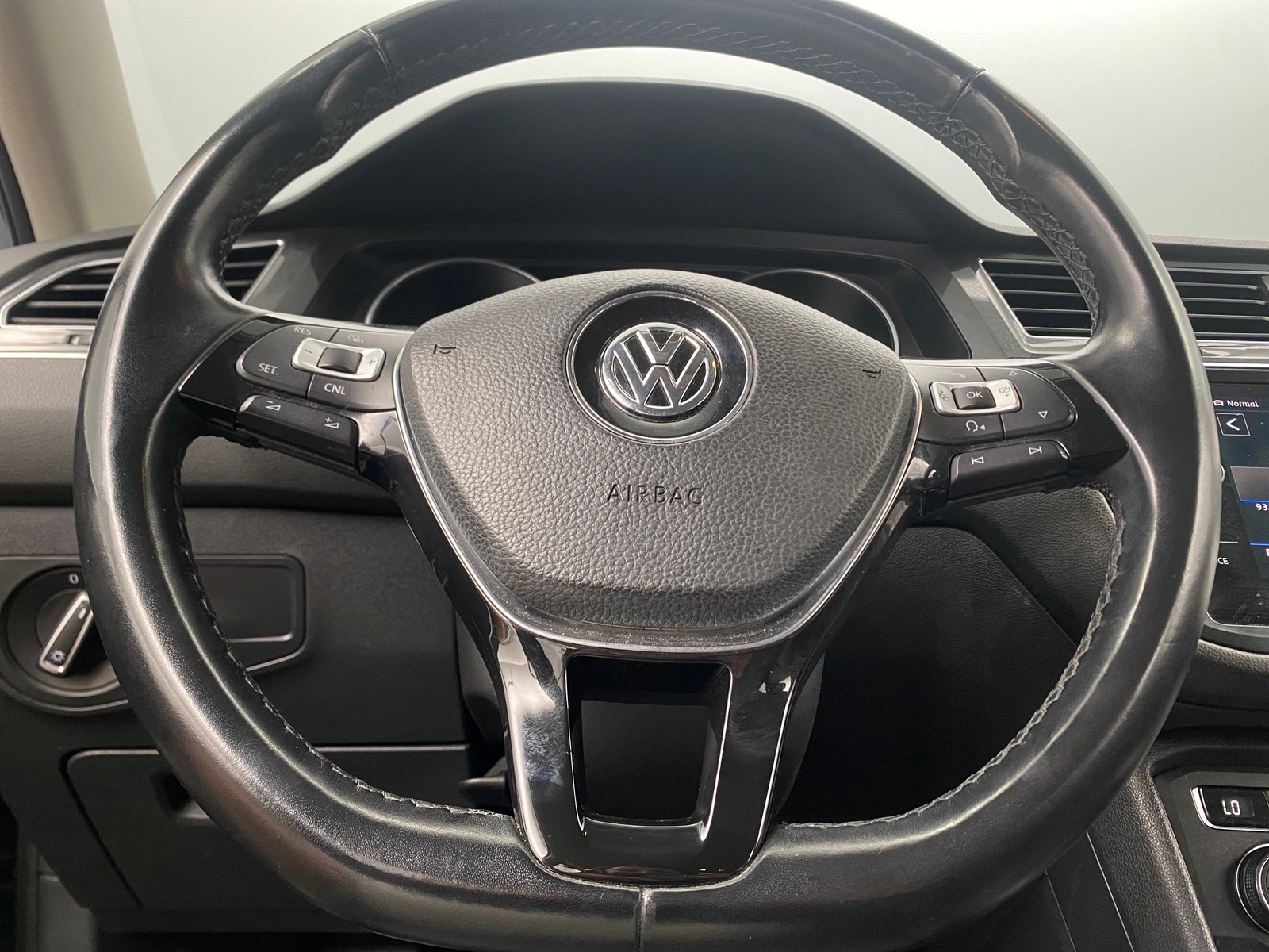 Thumbnail: 2018 Volkswagen Tiguan - 4