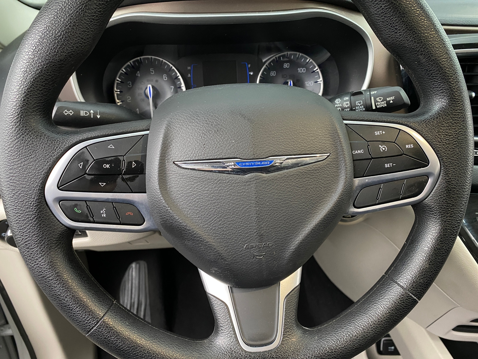Thumbnail: 2021 Chrysler Voyager - 5