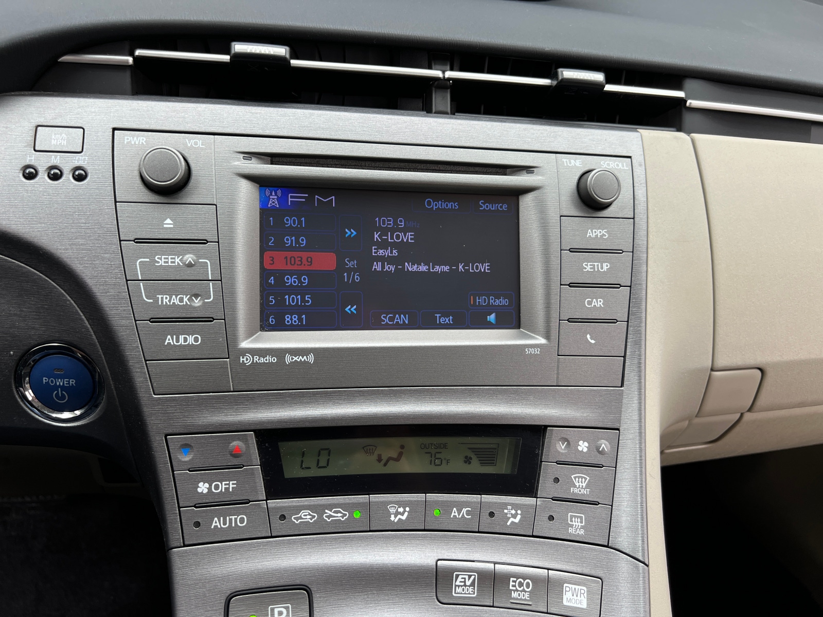 Thumbnail: 2015 Toyota Prius - 4