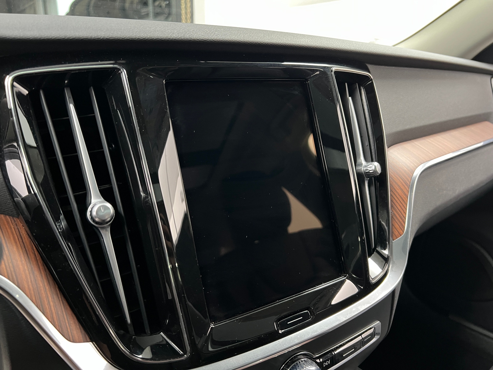 Thumbnail: 2025 Volvo S60 - 3