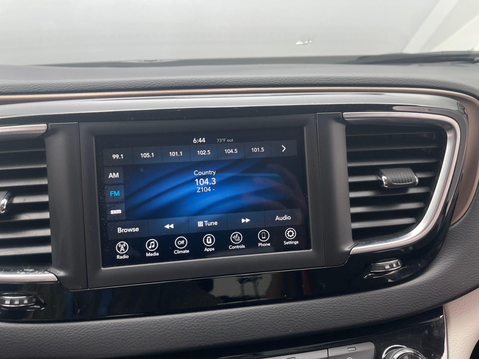 Thumbnail: 2018 Chrysler Pacifica - 3