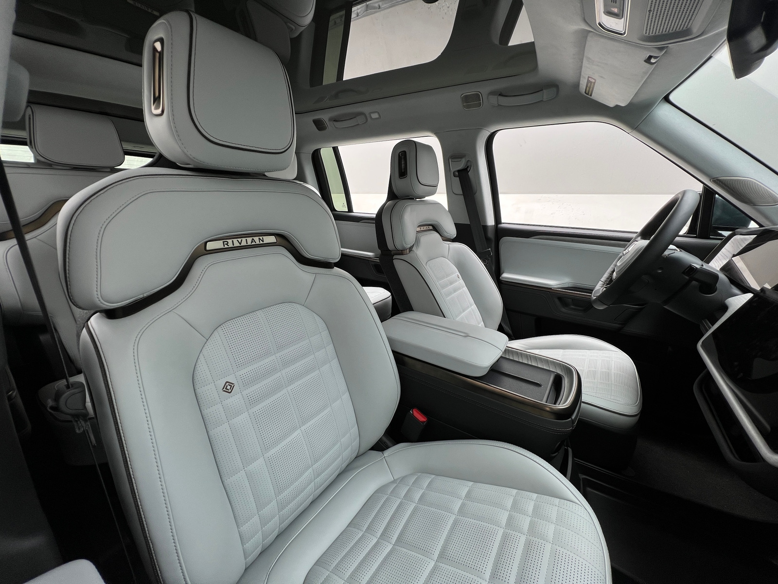 Thumbnail: 2025 Rivian R1S - 2
