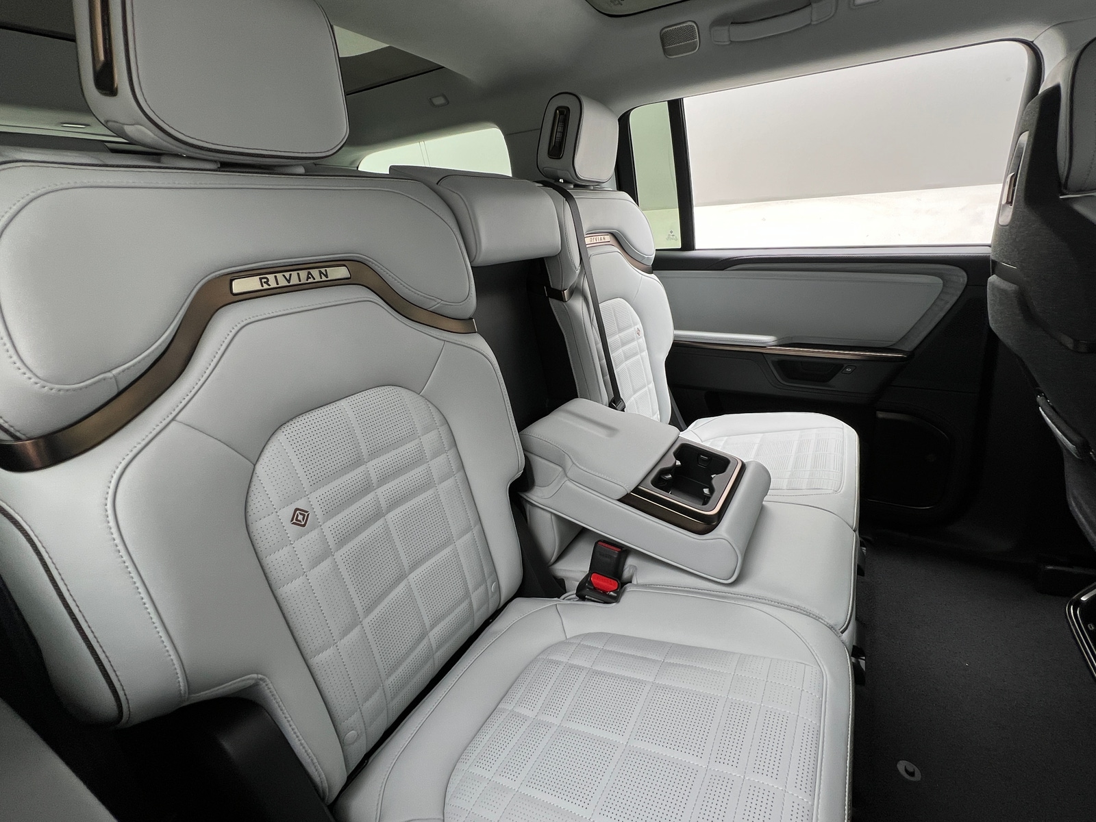 Thumbnail: 2025 Rivian R1S - 6