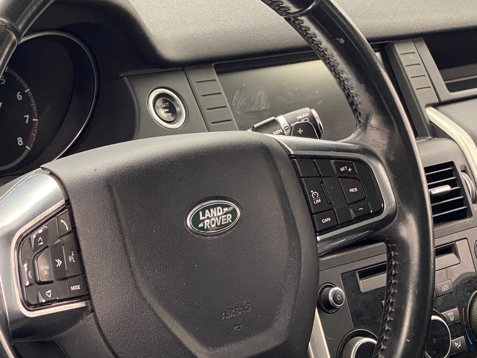 Thumbnail: 2017 Land Rover Discovery Sport - 4