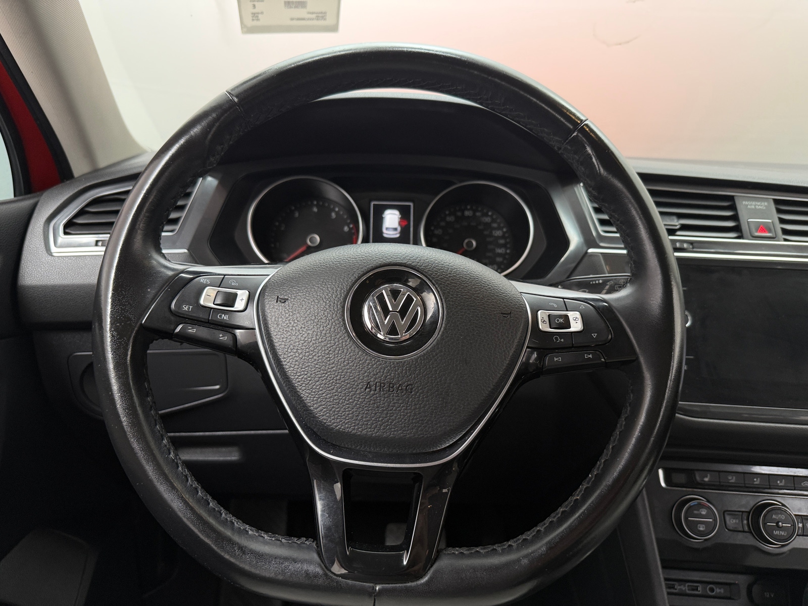 Thumbnail: 2018 Volkswagen Tiguan - 4