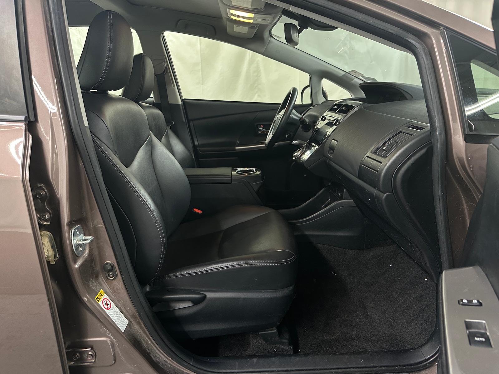 Thumbnail: 2017 Toyota Prius v - 2