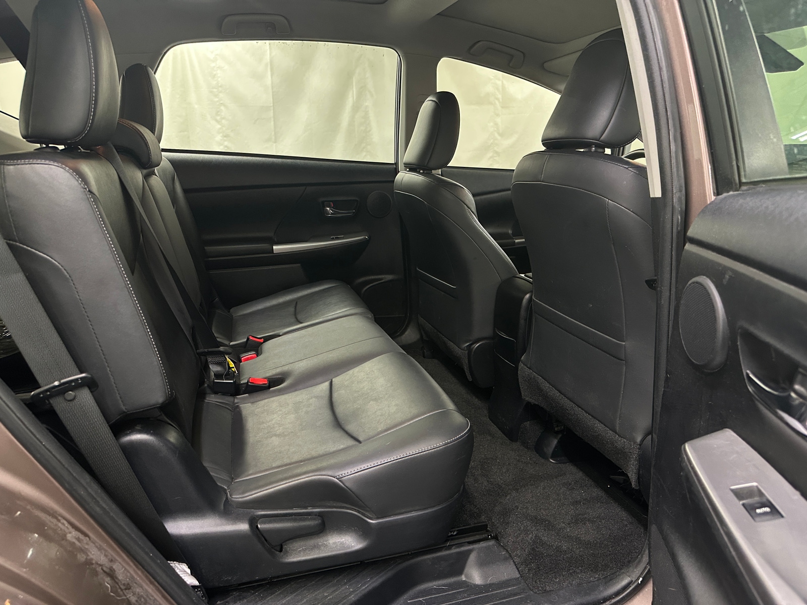Thumbnail: 2017 Toyota Prius v - 6