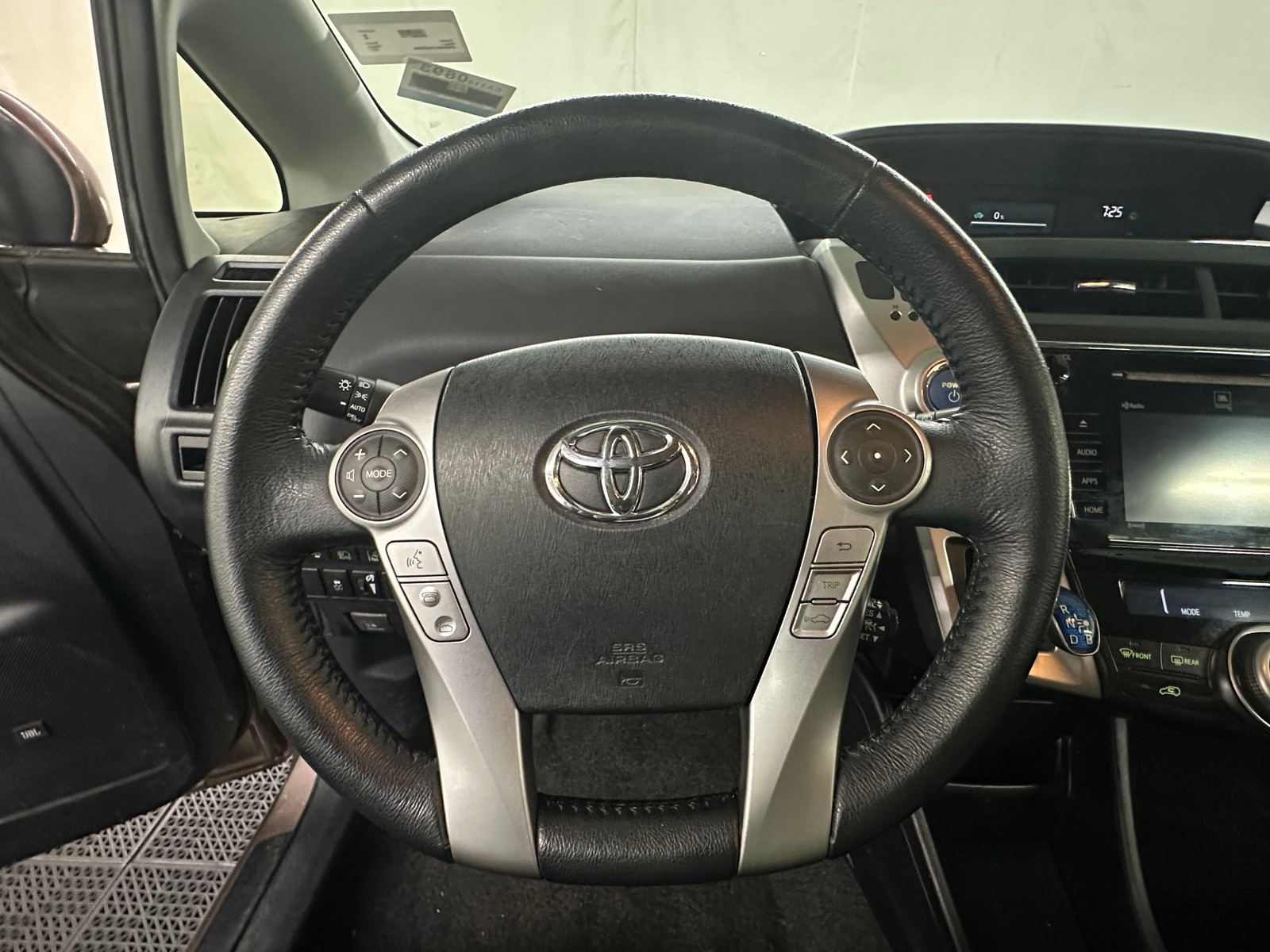 Thumbnail: 2017 Toyota Prius v - 5