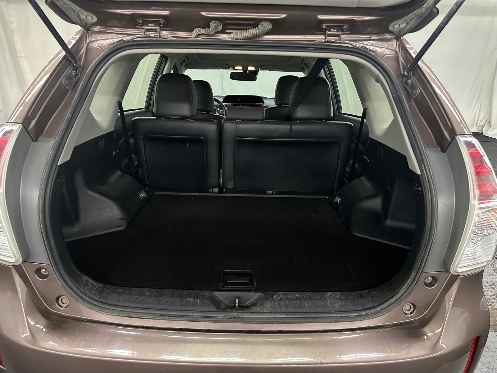 Thumbnail: 2017 Toyota Prius v - 7