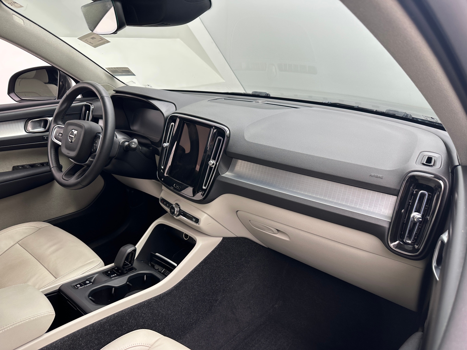 Thumbnail: 2022 Volvo XC40 - 2