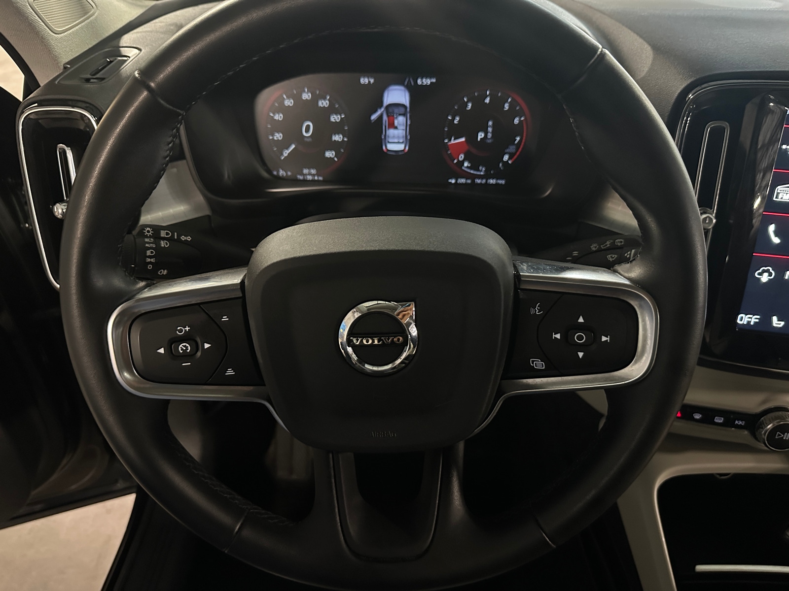 Thumbnail: 2022 Volvo XC40 - 4