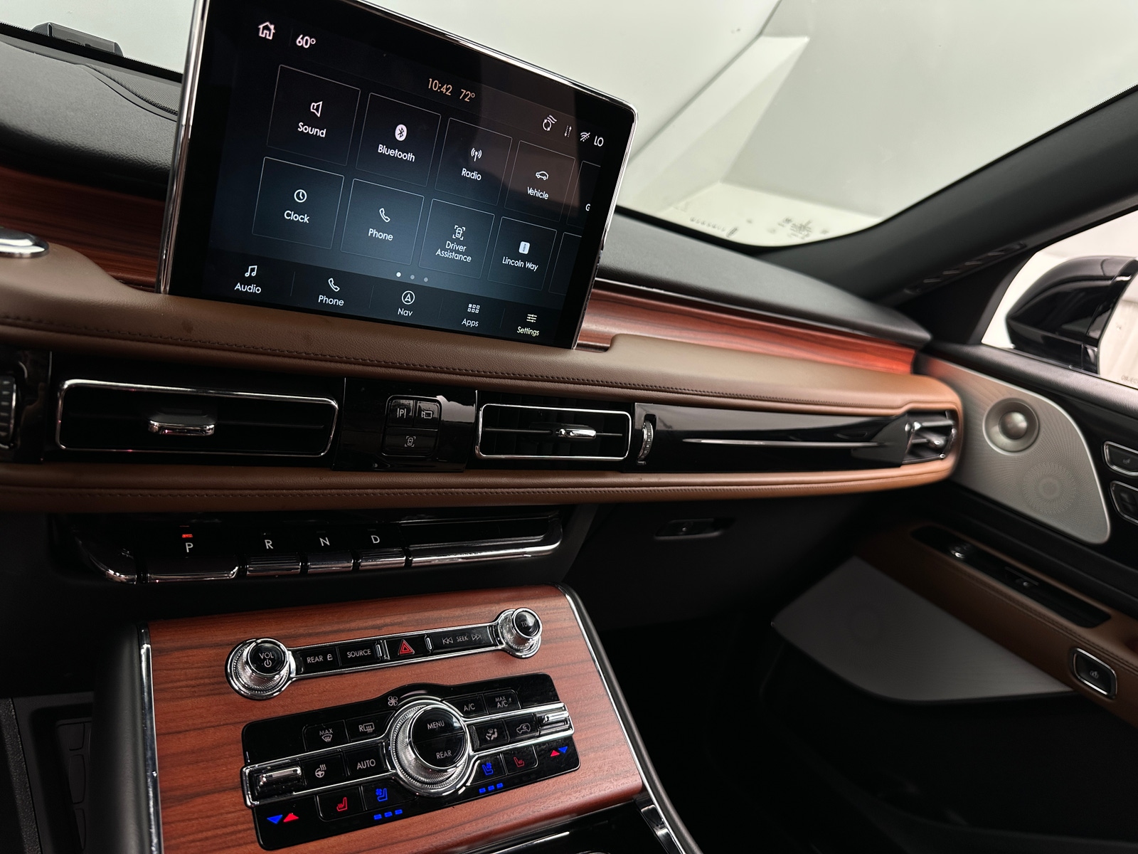 Thumbnail: 2023 Lincoln Aviator - 3