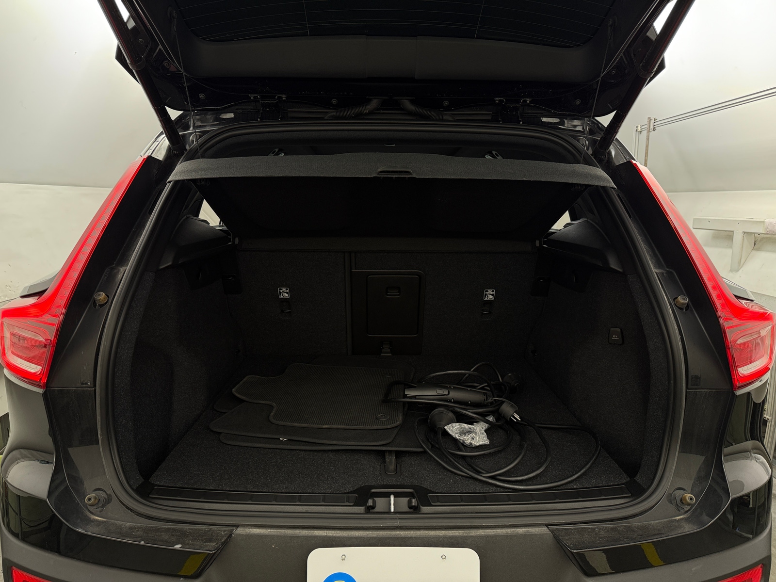 Thumbnail: 2022 Volvo XC40 - 6