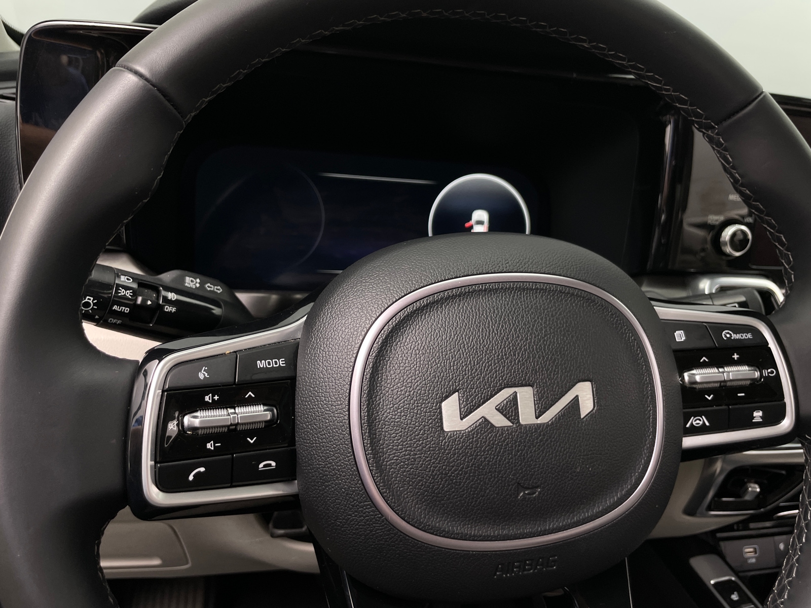 Thumbnail: 2023 Kia Sorento - 4