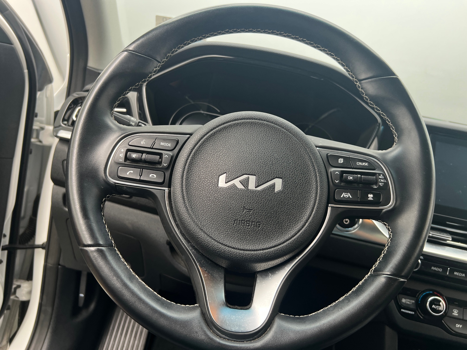 Thumbnail: 2022 Kia Niro - 4