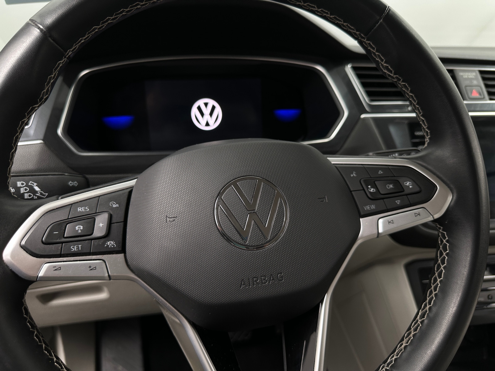 Thumbnail: 2023 Volkswagen Tiguan - 4