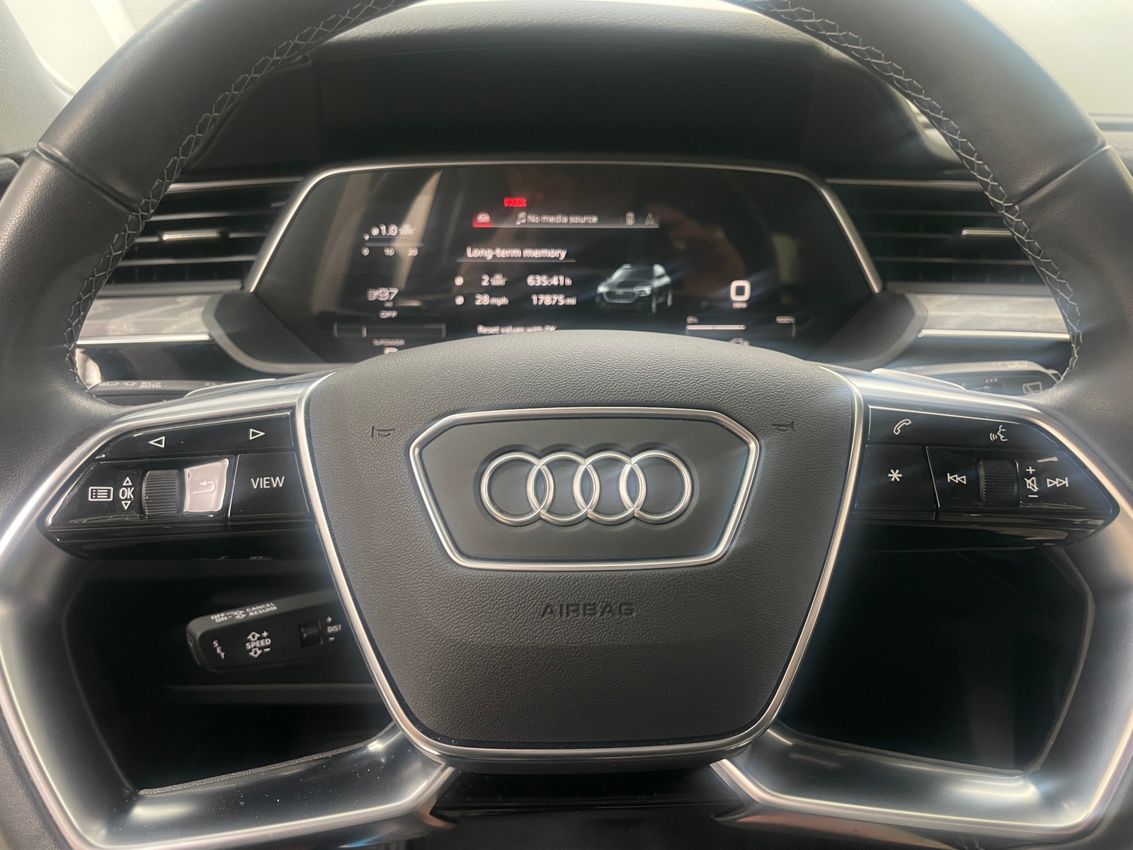 Thumbnail: 2022 Audi e-tron - 4