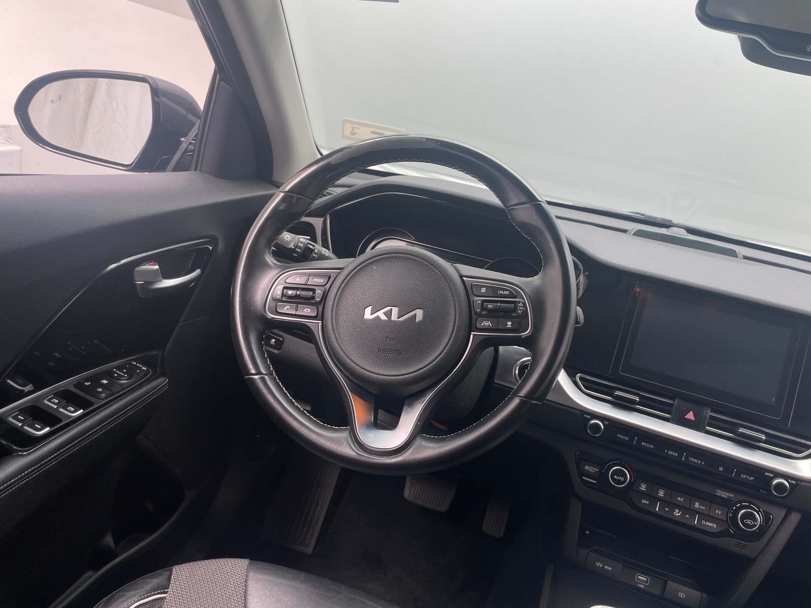 Thumbnail: 2022 Kia Niro - 4