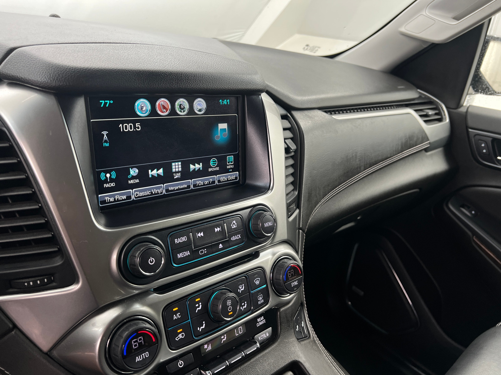 Thumbnail: 2019 Chevrolet Suburban - 3