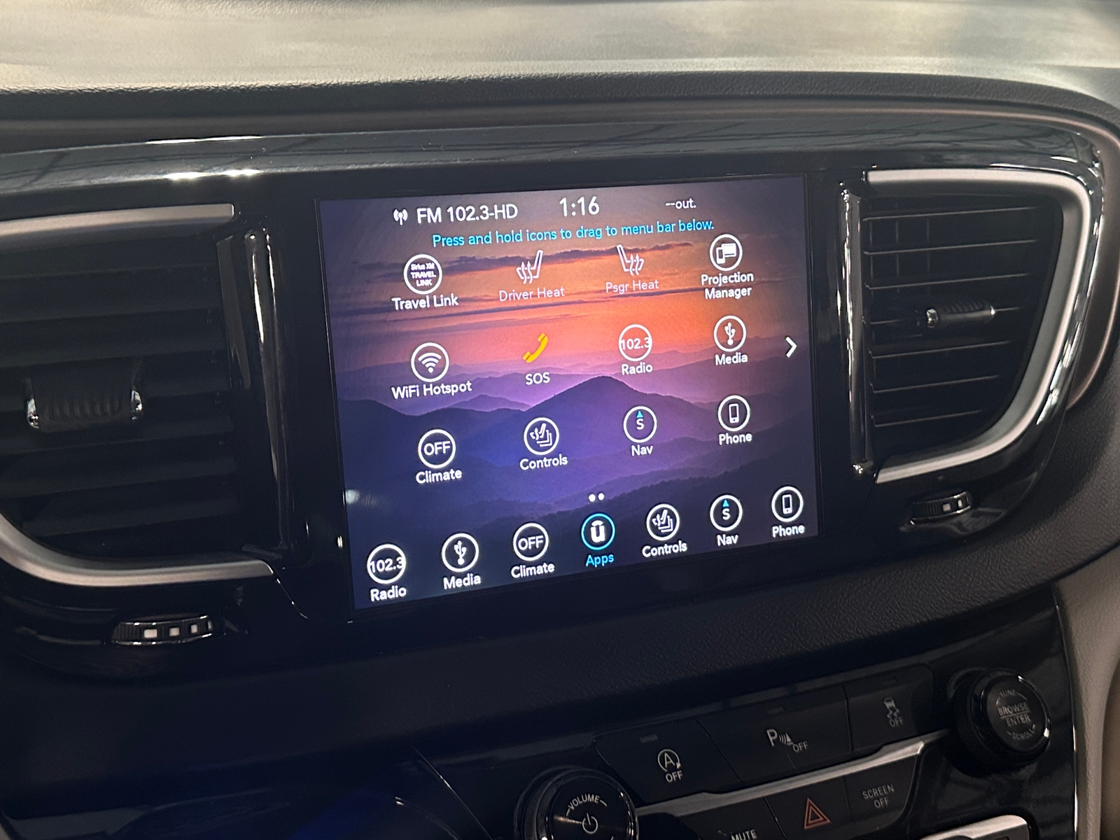 Thumbnail: 2018 Chrysler Pacifica - 3