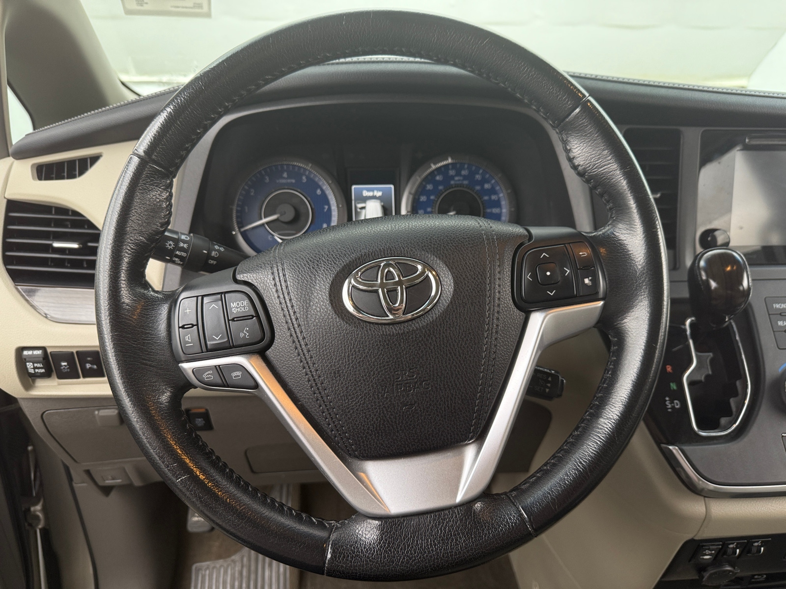 Thumbnail: 2017 Toyota Sienna - 4