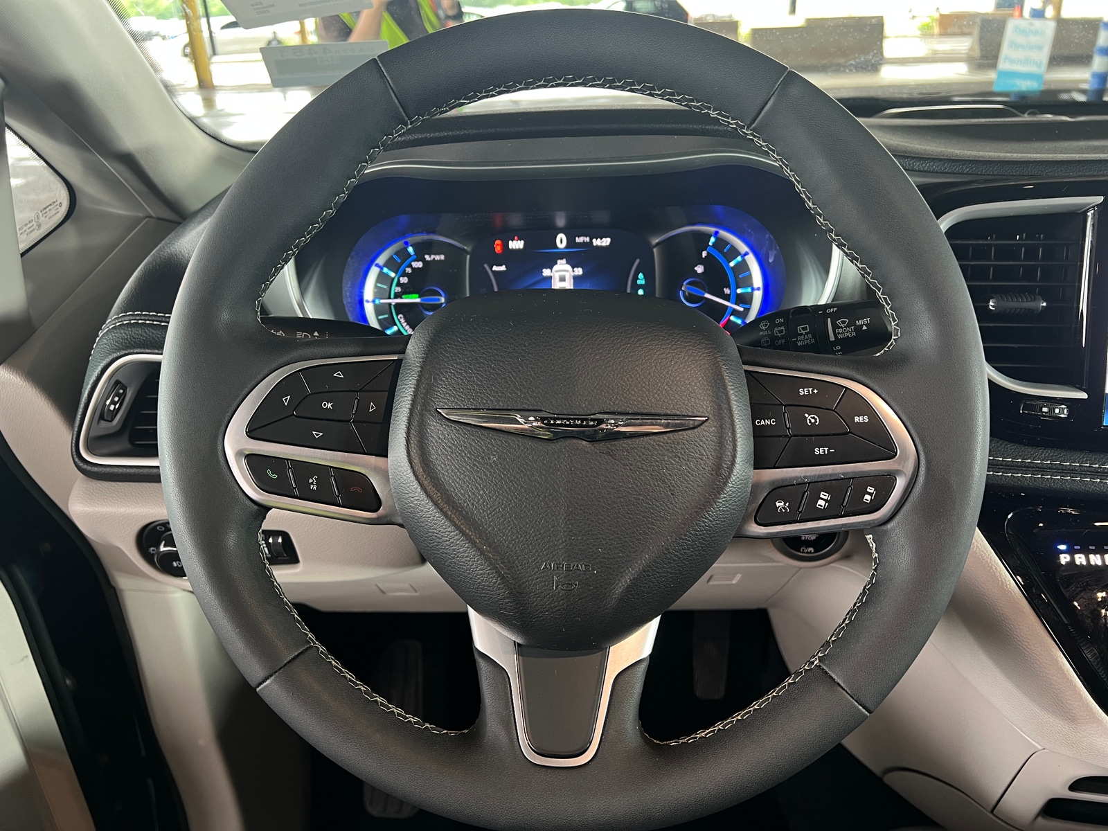 Thumbnail: 2022 Chrysler Pacifica - 4