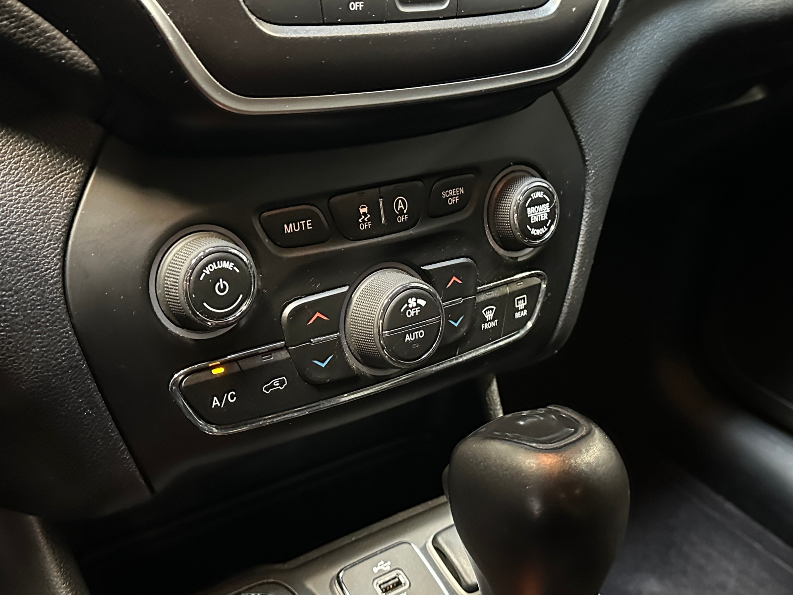 Thumbnail: 2019 Jeep Cherokee - 3
