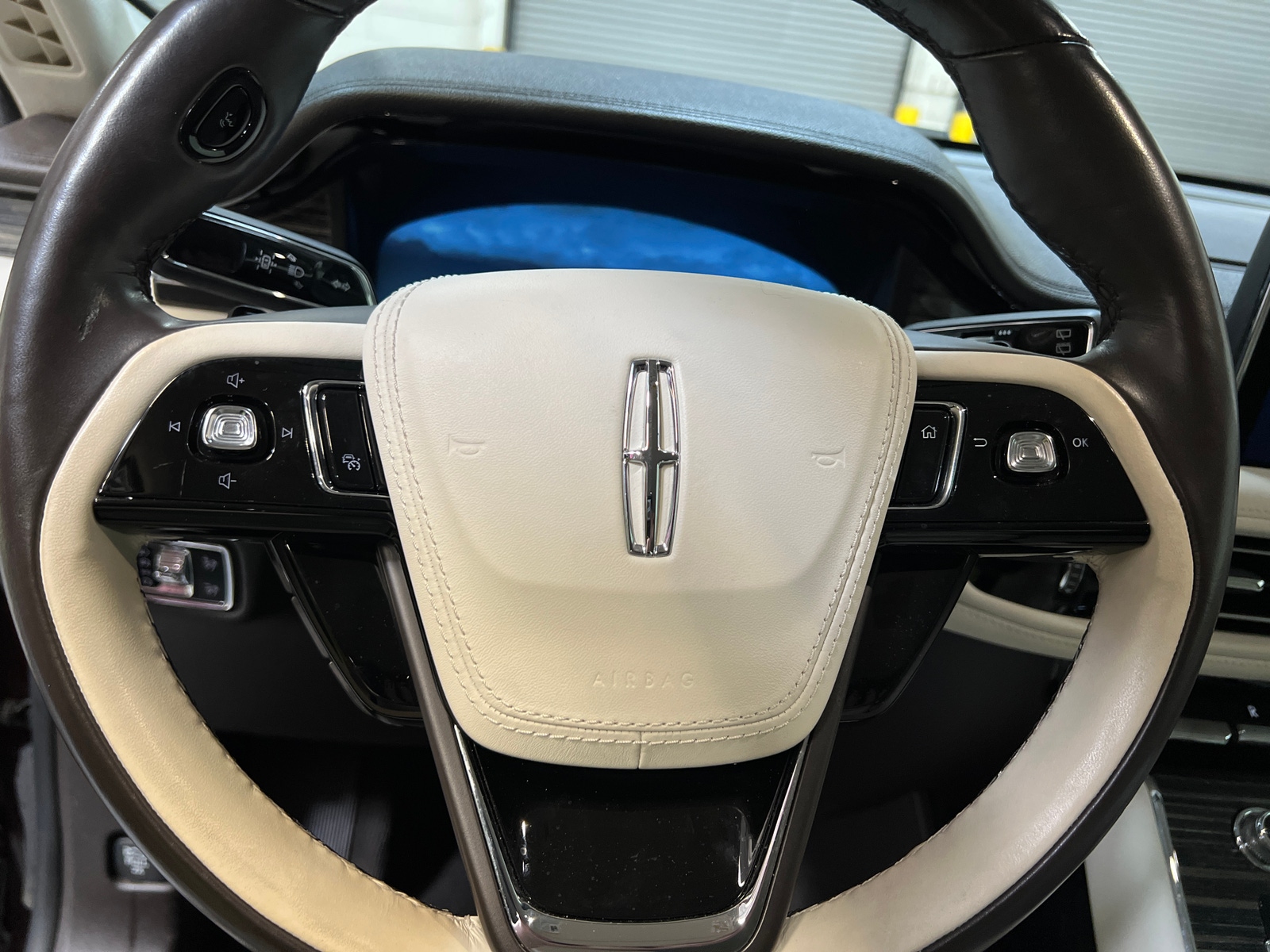 Thumbnail: 2022 Lincoln Aviator - 4