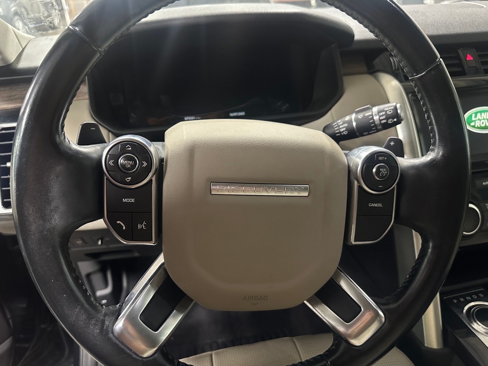 Thumbnail: 2018 Land Rover Discovery - 4