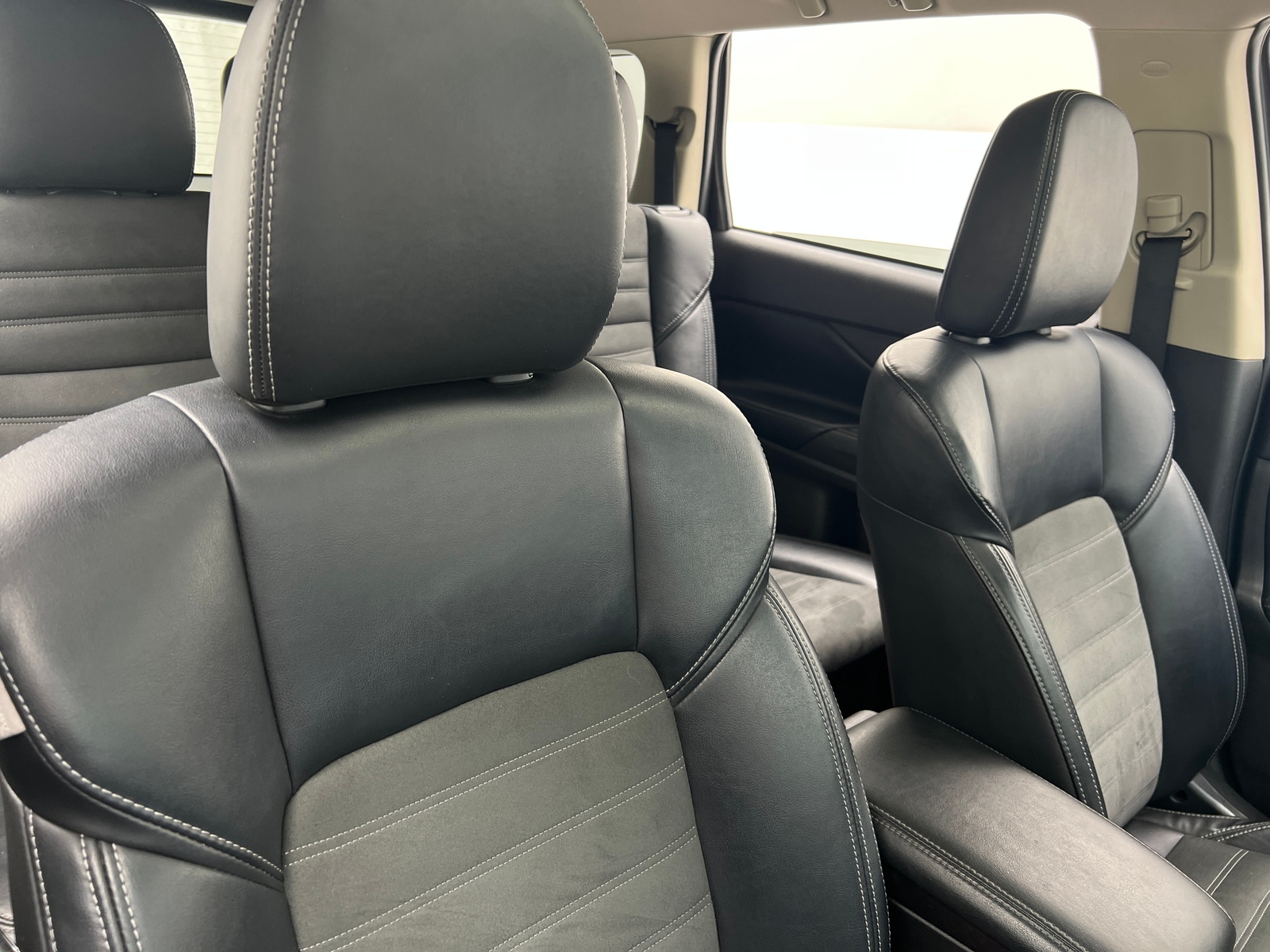 Thumbnail: 2020 Mitsubishi Outlander - 2