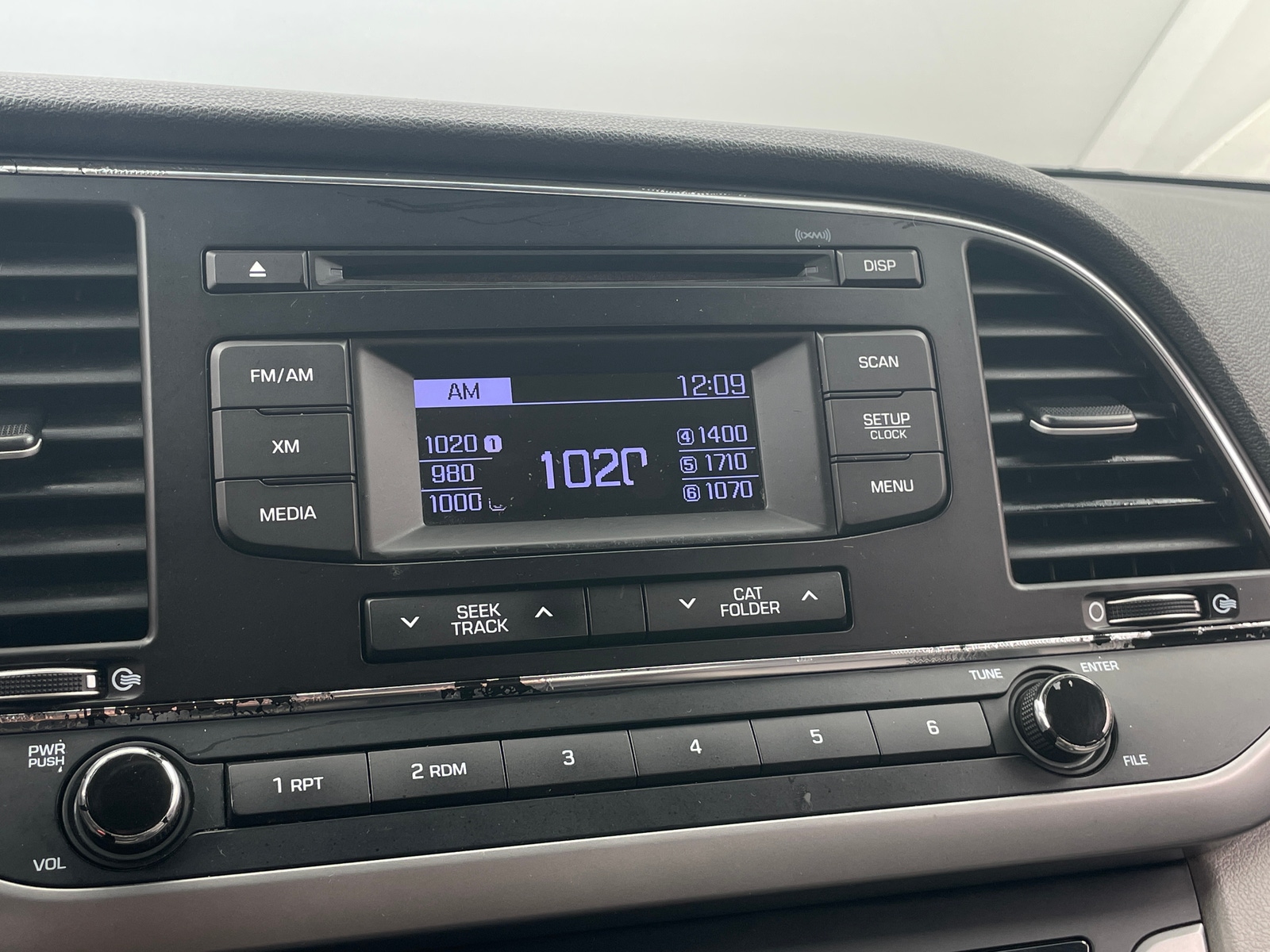 Thumbnail: 2017 Hyundai Elantra - 4