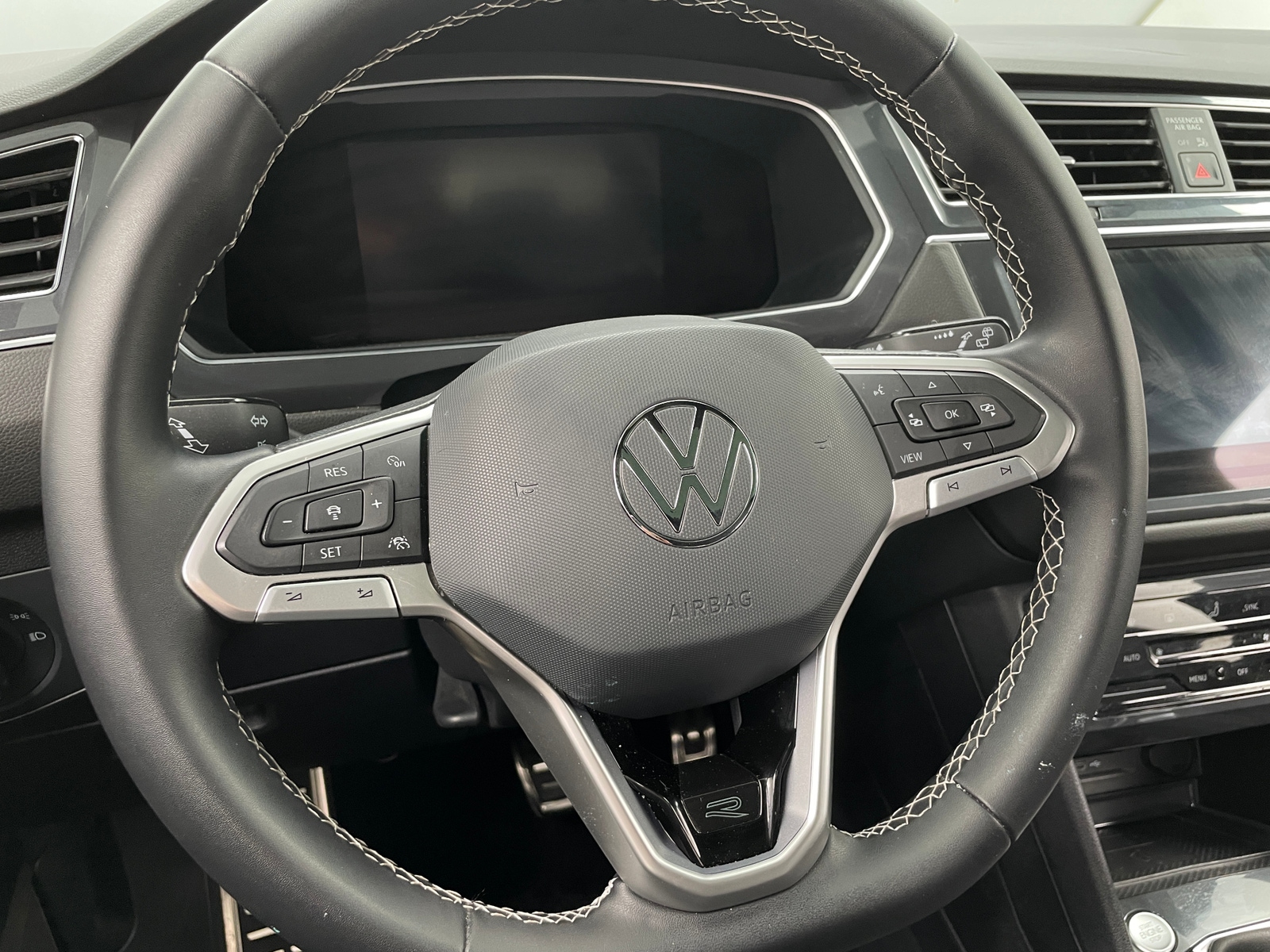 Thumbnail: 2023 Volkswagen Tiguan - 4