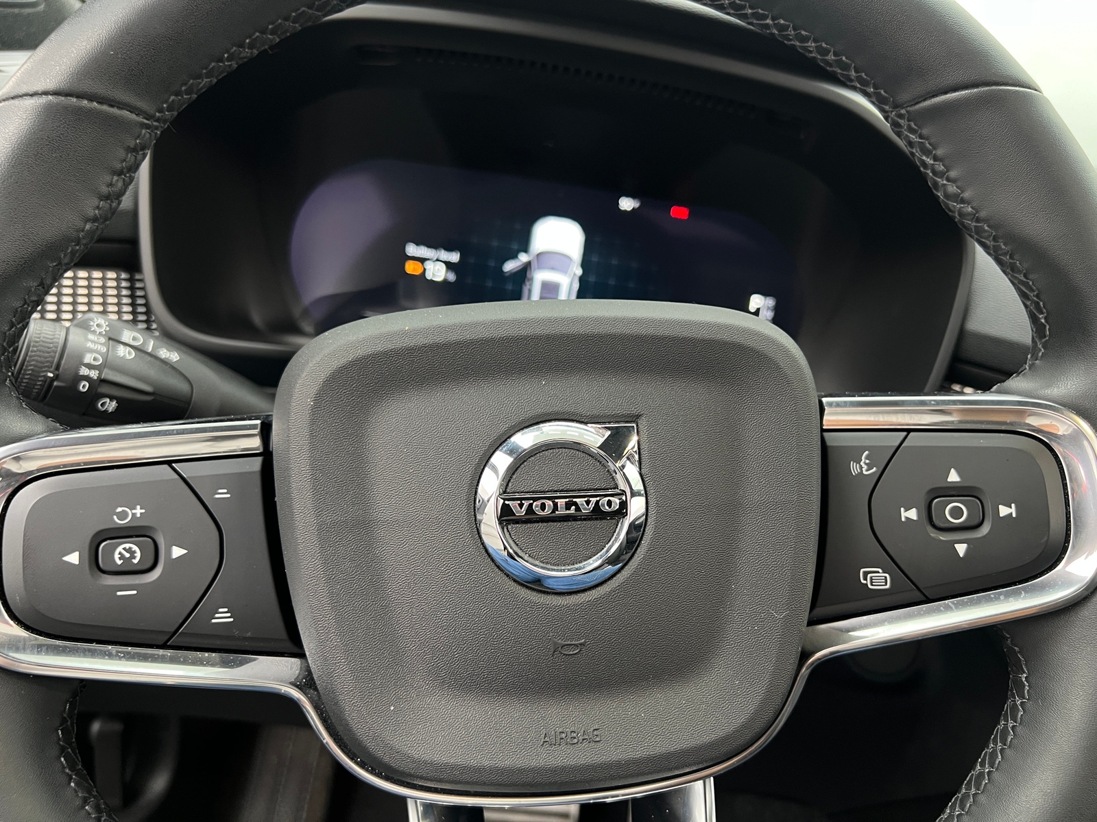 Thumbnail: 2022 Volvo XC40 - 4