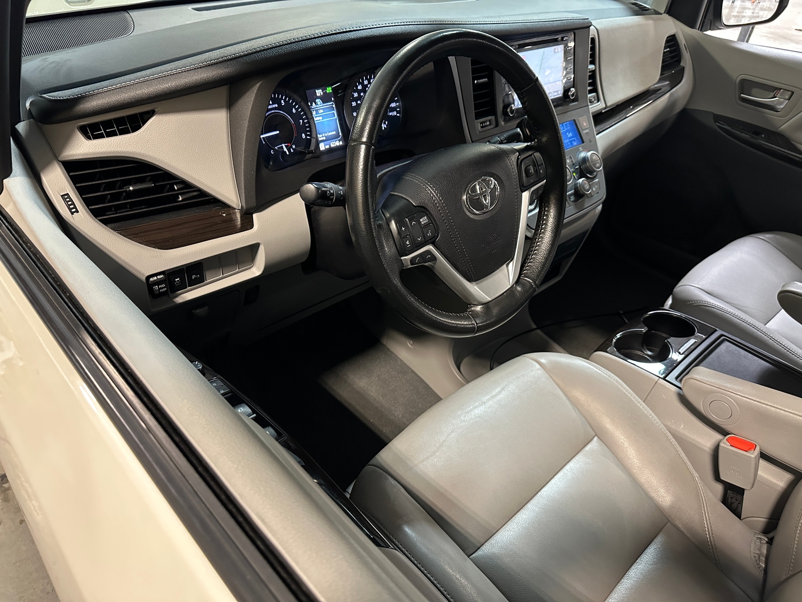 Thumbnail: 2020 Toyota Sienna - 2