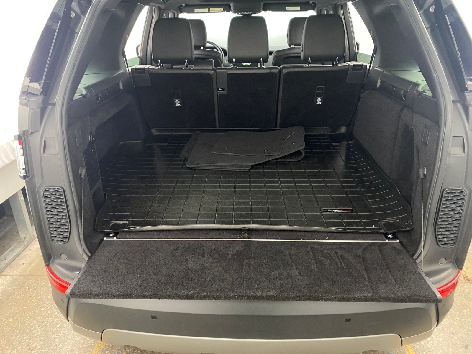 Thumbnail: 2019 Land Rover Discovery - 6