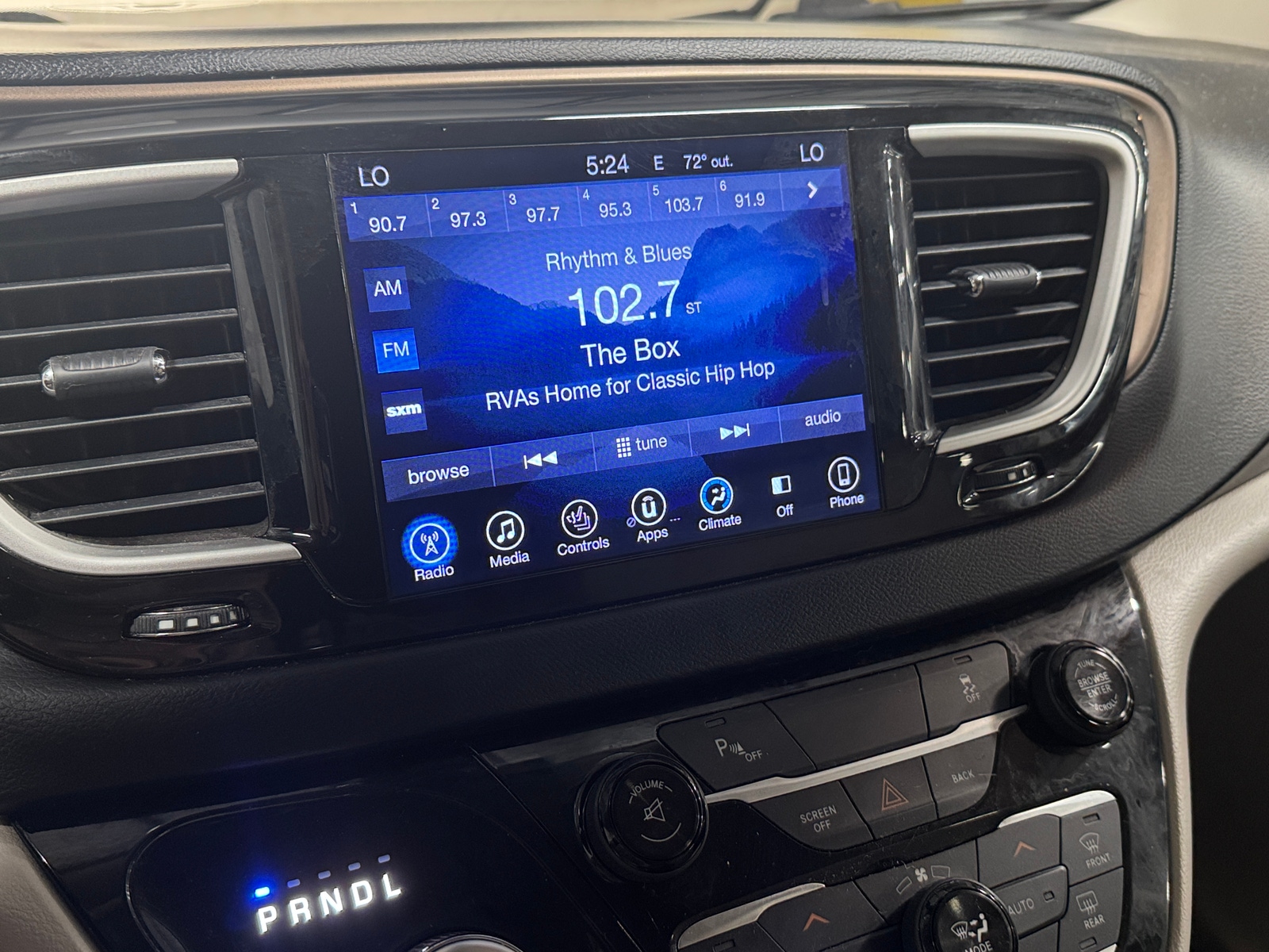 Thumbnail: 2017 Chrysler Pacifica - 3