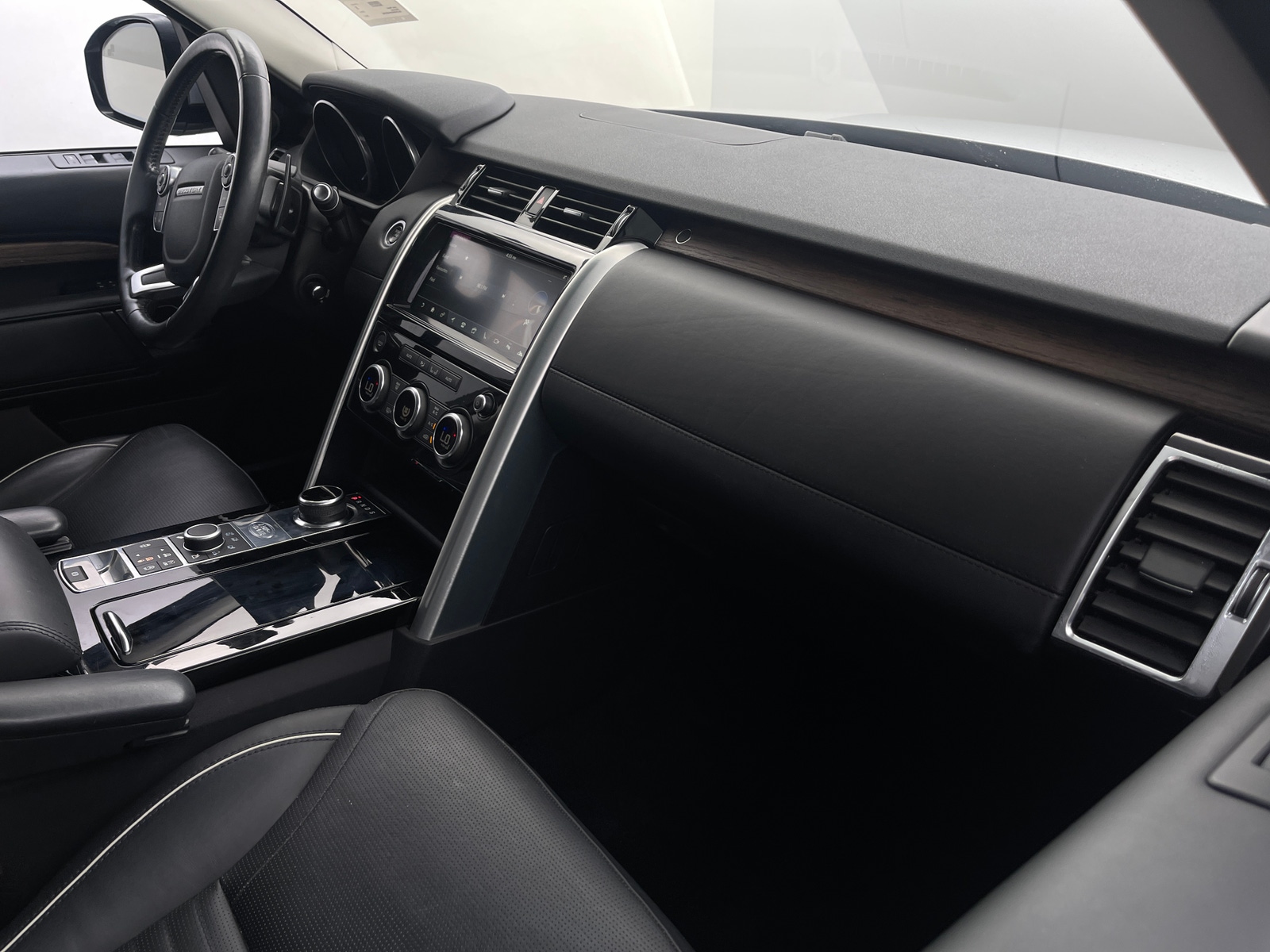 Thumbnail: 2017 Land Rover Discovery - 2