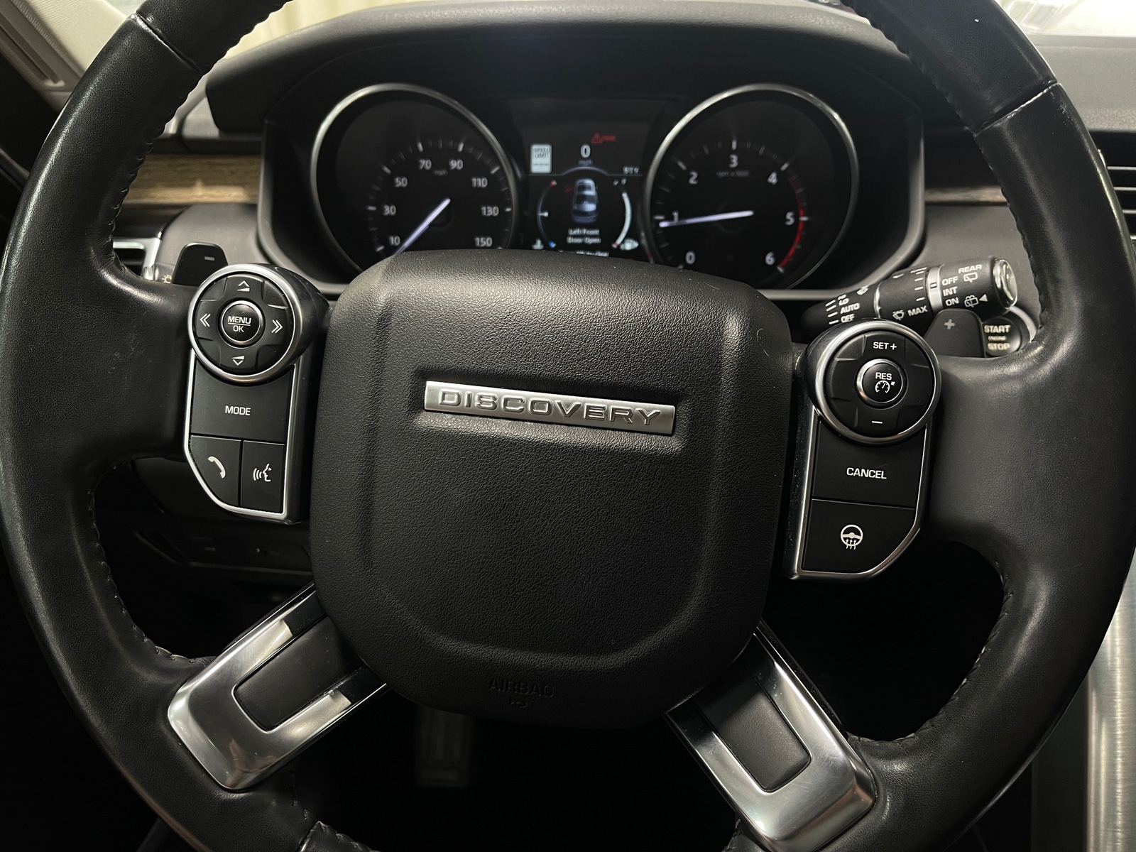 Thumbnail: 2017 Land Rover Discovery - 4