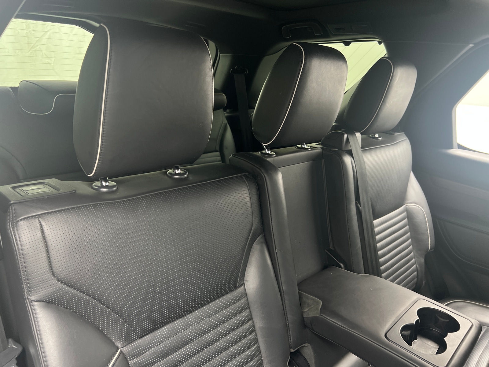 Thumbnail: 2017 Land Rover Discovery - 5